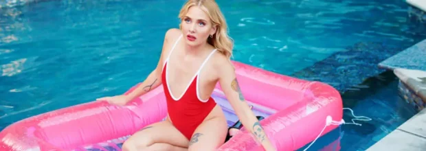 نقد و بررسی فیلم Pleasure 2021